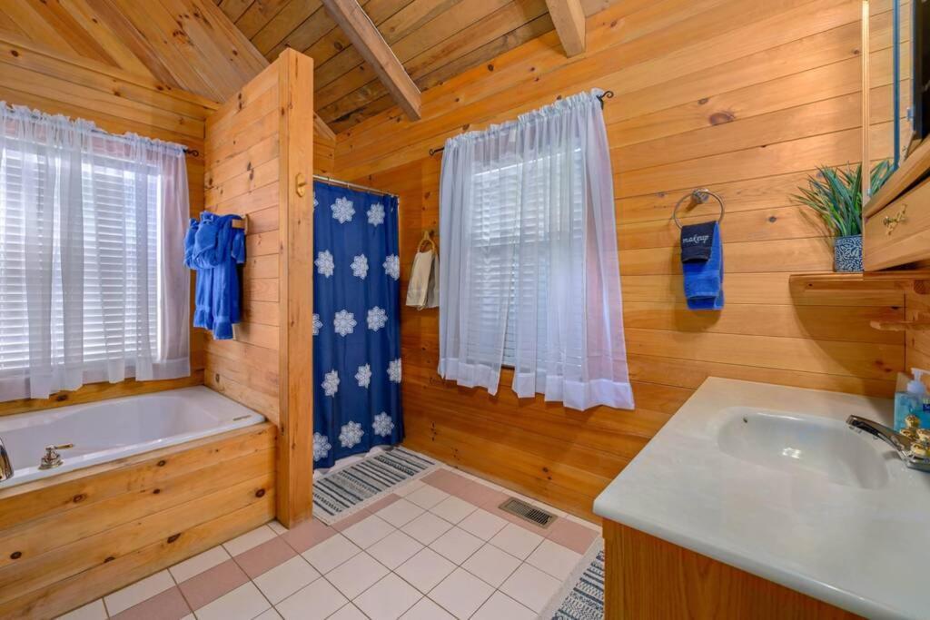 Beautiful View! Log Cabin,fireplace,hot Tub,arcade,pool,fishing * Sevierville
