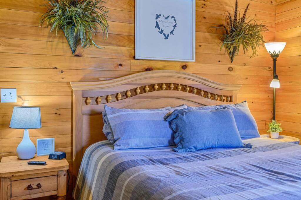 Beautiful View! Log Cabin,fireplace,hot Tub,arcade,pool,fishing * Sevierville