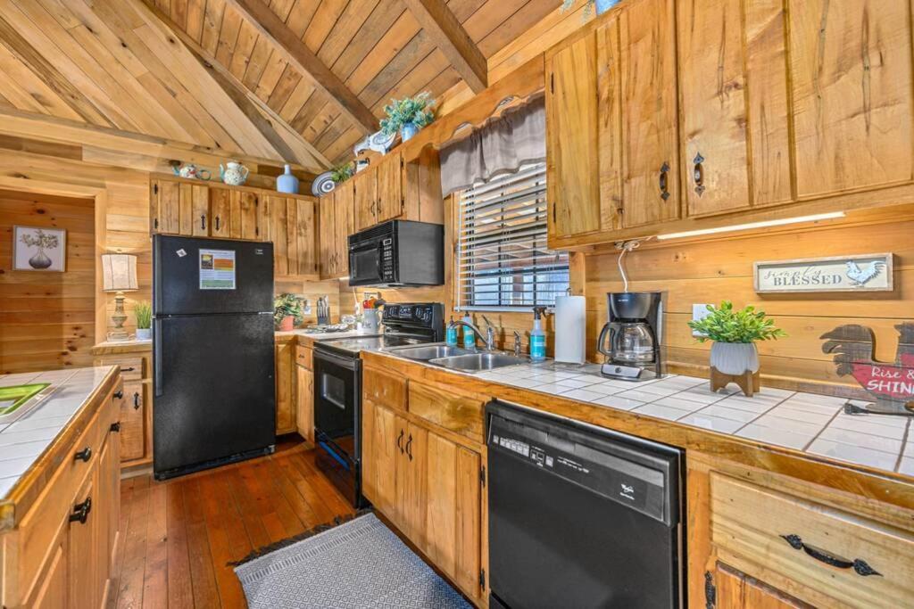 Beautiful View! Log Cabin,fireplace,hot Tub,arcade,pool,fishing Holiday home