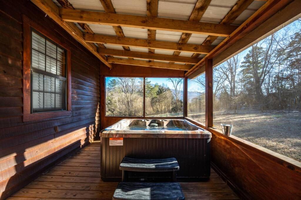 Beautiful View! Log Cabin,fireplace,hot Tub,arcade,pool,fishing * Sevierville