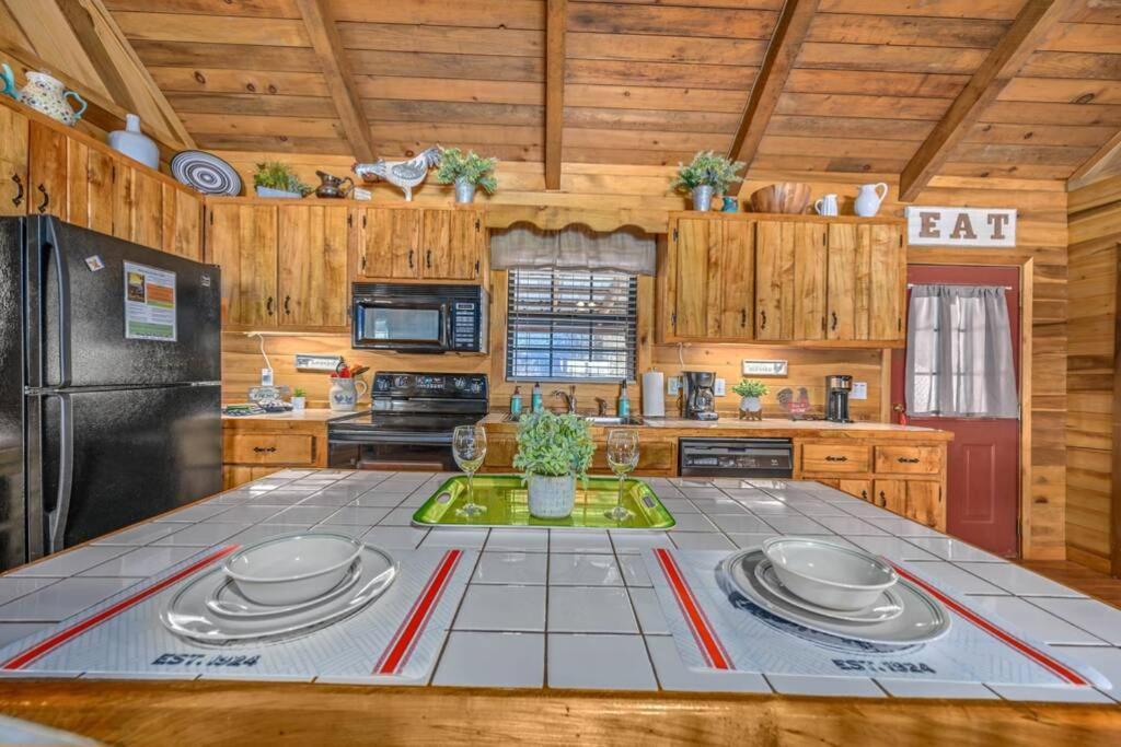 Beautiful View! Log Cabin,fireplace,hot Tub,arcade,pool,fishing Holiday home *