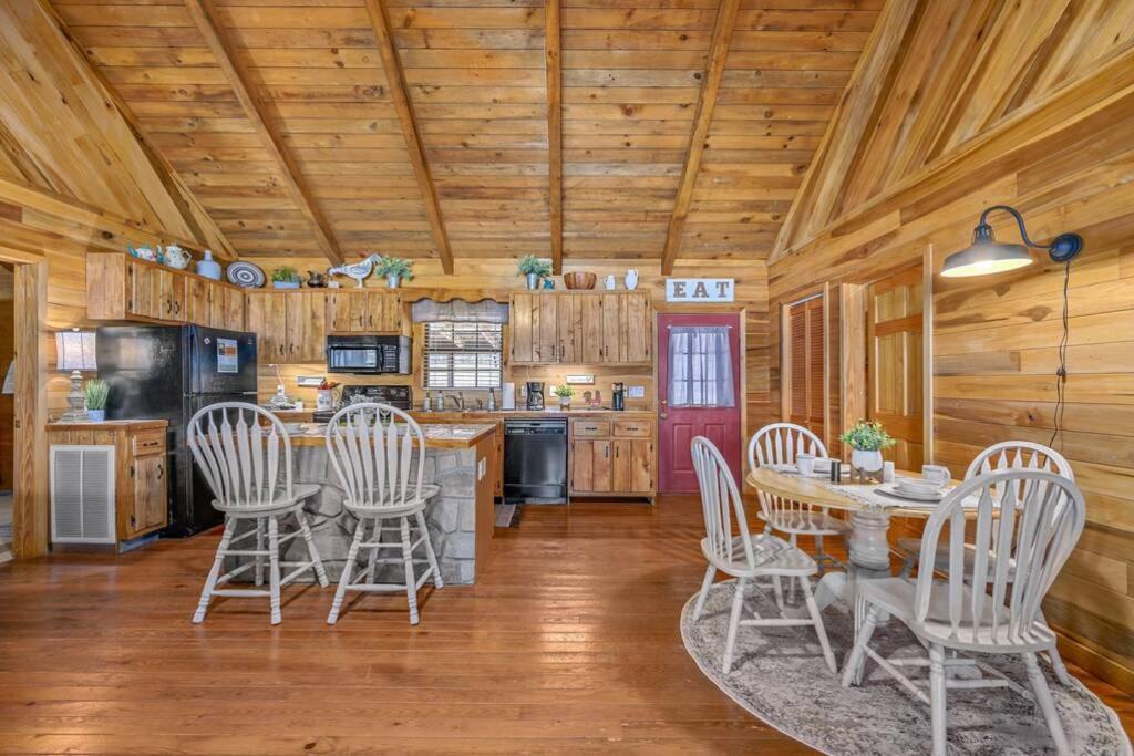 Beautiful View! Log Cabin,fireplace,hot Tub,arcade,pool,fishing Holiday home Sevierville