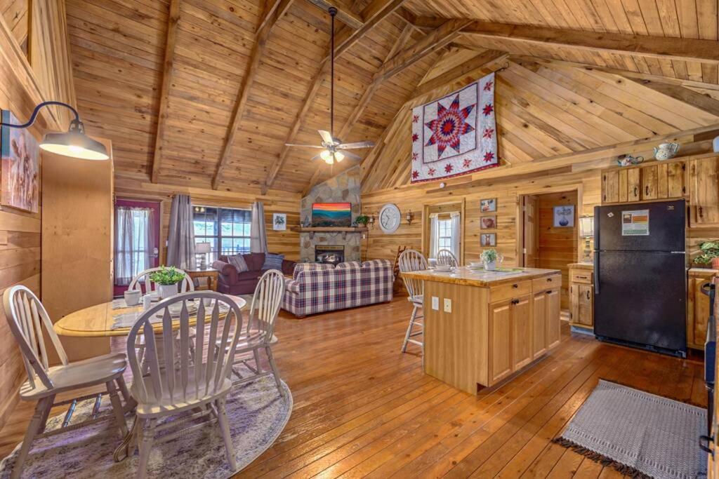 Beautiful View! Log Cabin,fireplace,hot Tub,arcade,pool,fishing *
