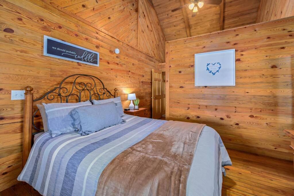 Holiday home Beautiful View! Log Cabin,fireplace,hot Tub,arcade,pool,fishing Sevierville