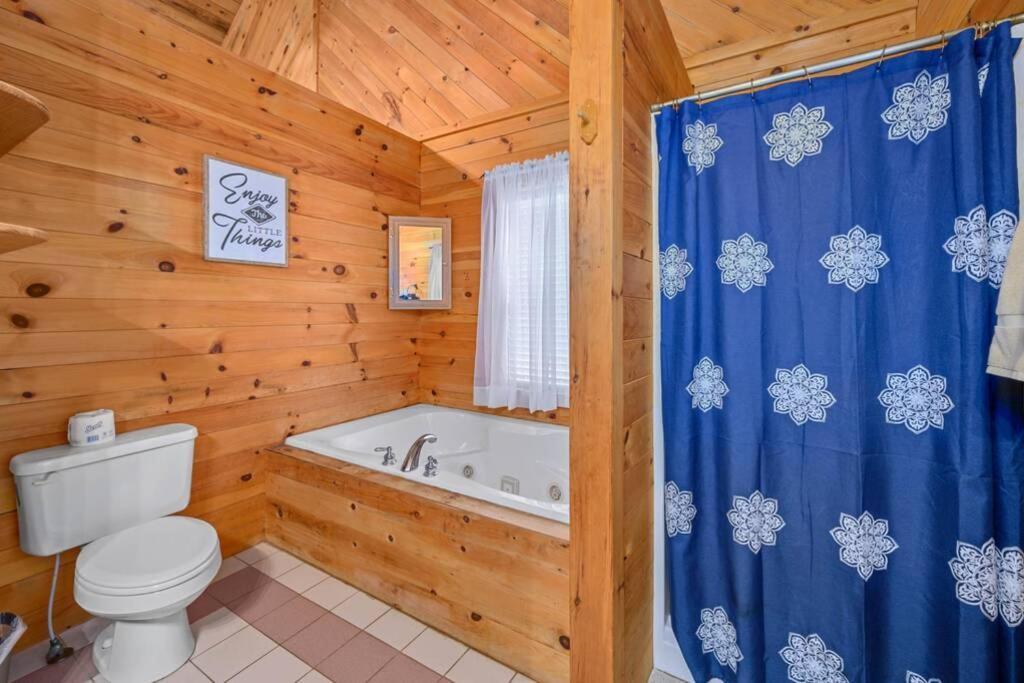 Beautiful View! Log Cabin,fireplace,hot Tub,arcade,pool,fishing Holiday home