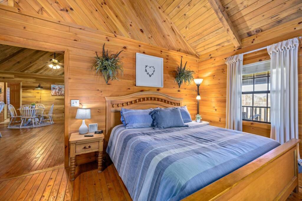 Beautiful View! Log Cabin,fireplace,hot Tub,arcade,pool,fishing