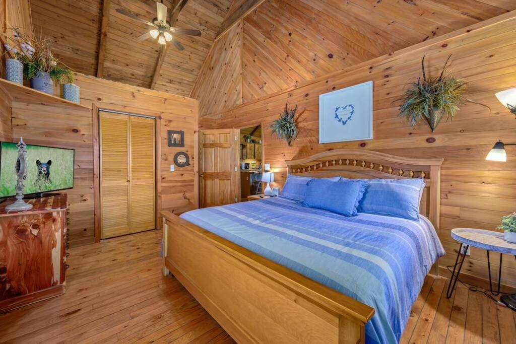 Beautiful View! Log Cabin,fireplace,hot Tub,arcade,pool,fishing Holiday home Sevierville