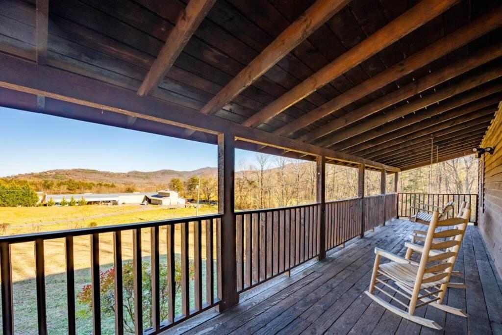 Beautiful View! Log Cabin,fireplace,hot Tub,arcade,pool,fishing Holiday home *