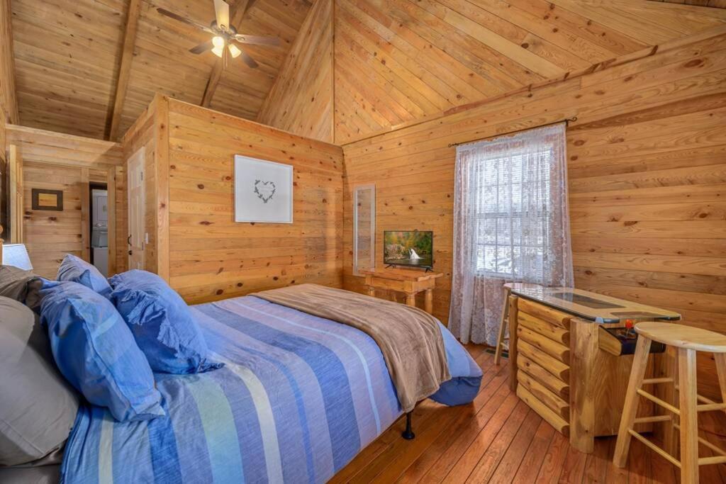 Beautiful View! Log Cabin,fireplace,hot Tub,arcade,pool,fishing Sevierville