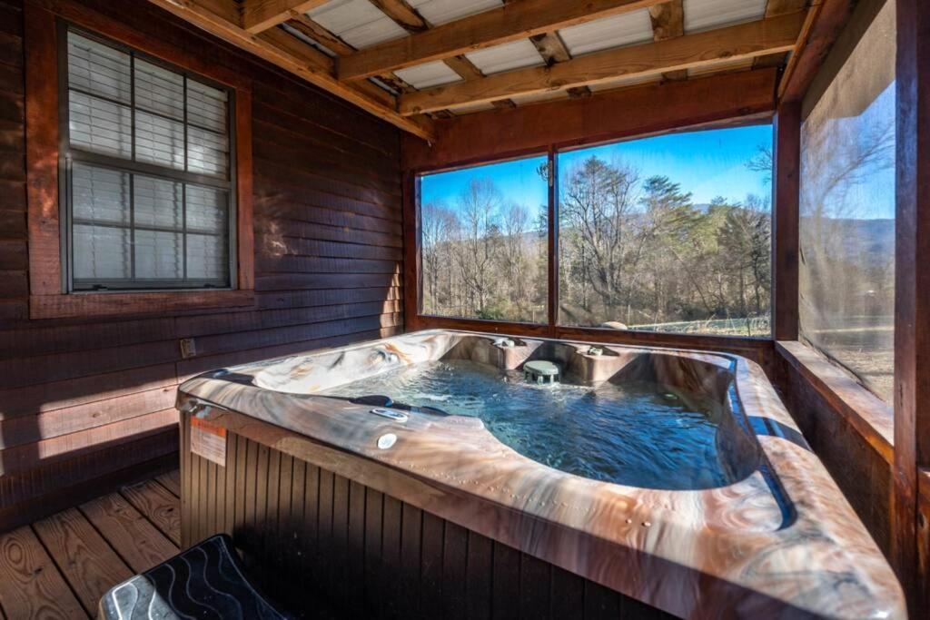 Beautiful View! Log Cabin,fireplace,hot Tub,arcade,pool,fishing Holiday home *