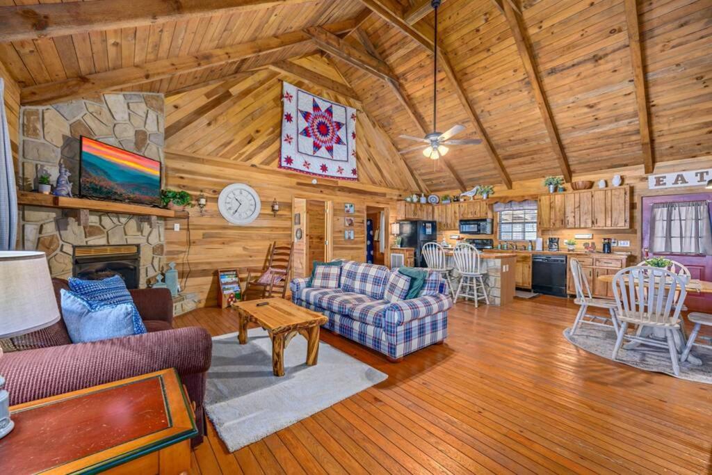 Holiday home Beautiful View! Log Cabin,fireplace,hot Tub,arcade,pool,fishing Sevierville