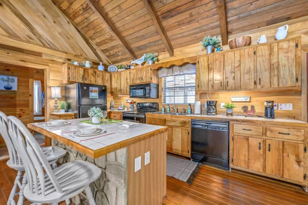 Beautiful View! Log Cabin,fireplace,hot Tub,arcade,pool,fishing * Sevierville