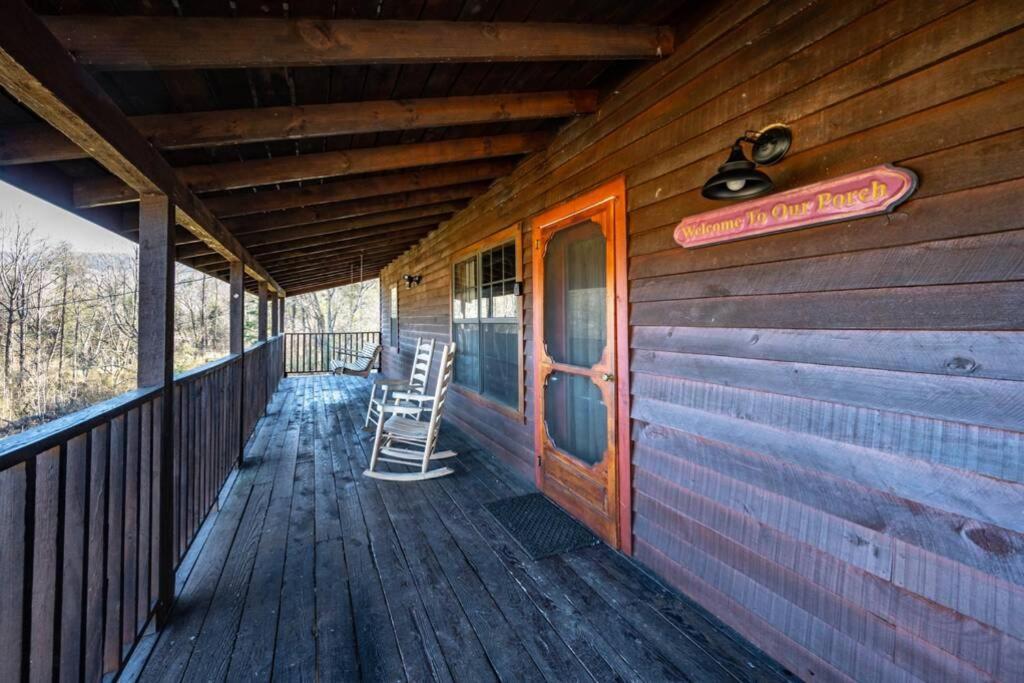 Beautiful View! Log Cabin,fireplace,hot Tub,arcade,pool,fishing Holiday home